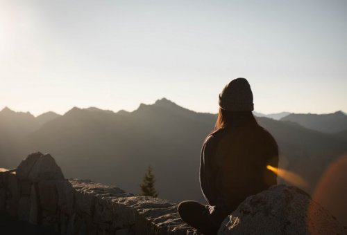 Ragazza che medita in montagna