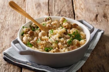 Risotto di quinoa con funghi, pollo e porro