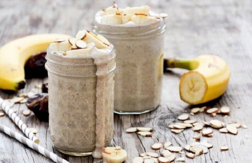 Frullato di mandorle, banane e cocco