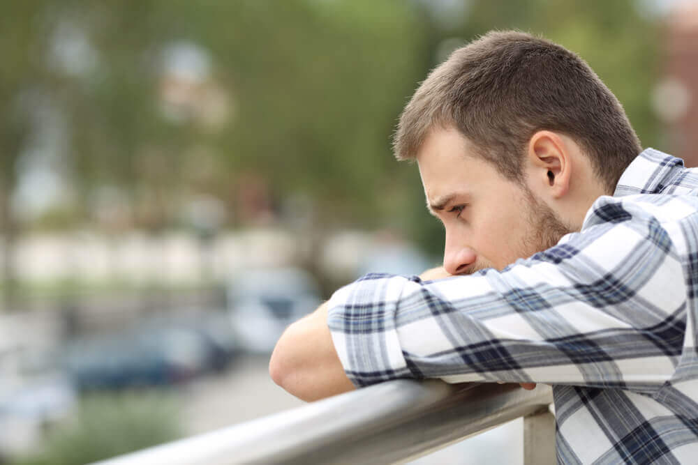 Uomo che si comporta da vittima