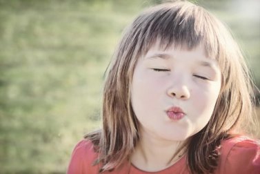 Perché non bisogna obbligare i bambini a dare baci