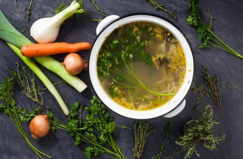 Ortaggi e pentola con zuppa di verdure 