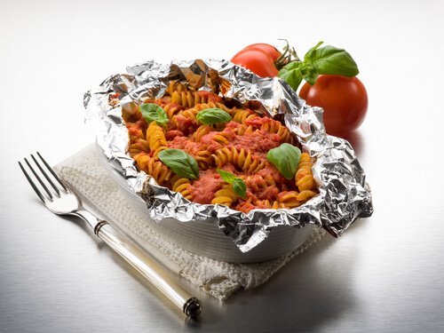 Cibo avvolto in fogli di alluminio
