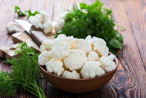 Ciotola con cime di cavolfiore