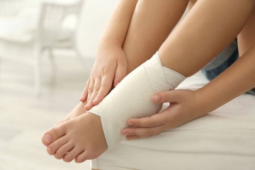 Distorsione alla caviglia: 5 rimedi contro il dolore