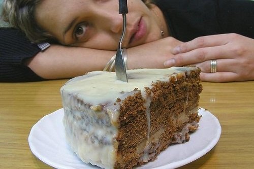 Donna con fetta di torta