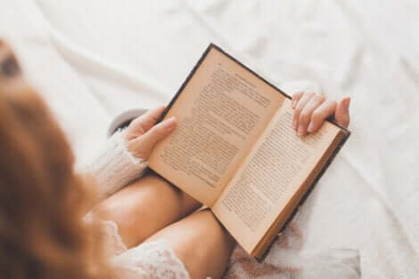 Donna che legge a letto