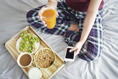 Donna davanti a un vassoio con colazione sana