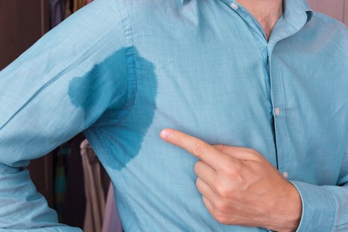 Eliminare le macchie di sudore dai vestiti: 5 trucchi