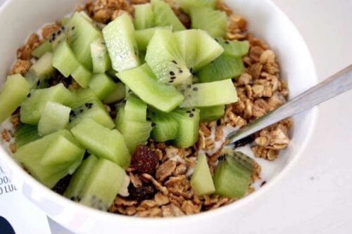 Fiocchi d'avena e kiwi per colazioni sane ed equilibrate