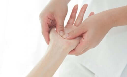 Massaggi alle mani