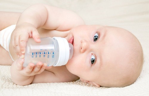 Metodo Kassing: dare il biberon al neonato