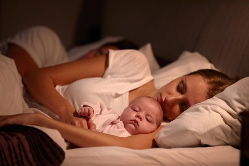Neonato dorme con i genitori