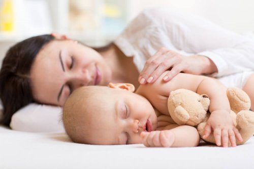 Neonato e mamma che dormono