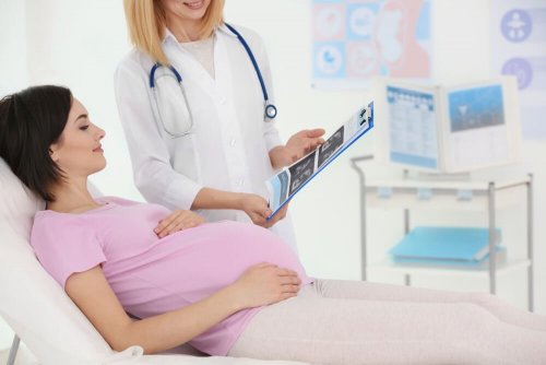 Donna incinta parla con dottoressa