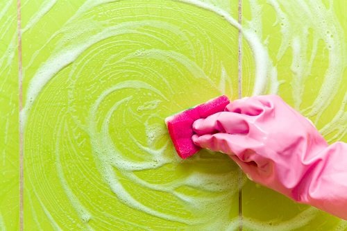 Pulire le piastrelle del bagno dai residui di sapone