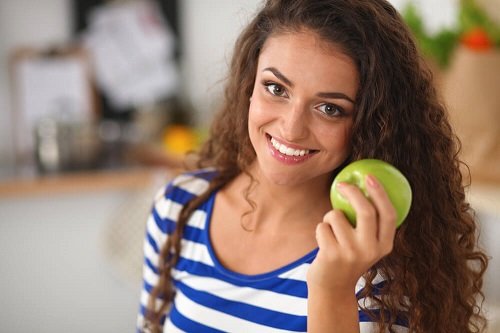 Ragazza dieta della mela verde