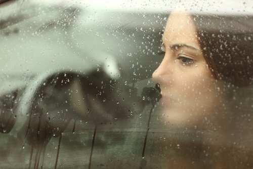 Ragazza triste guarda fuori dal finestrino