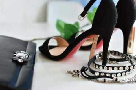 Scarpe con i tacchi alti e borsetta.