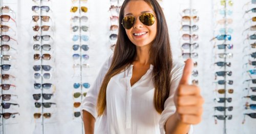Mujer con gafas de sol