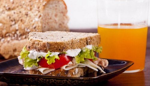 Panino di tacchino e spremuta colazioni sane ed equilibrate