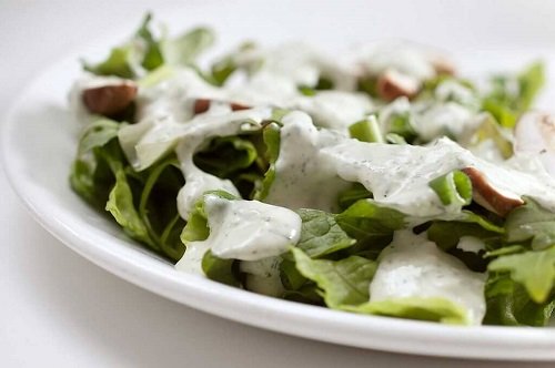 Insalata con salsa allo yogurt.