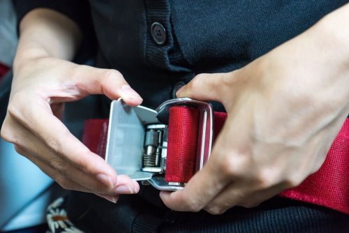 Allacciare le cinture di sicurezza