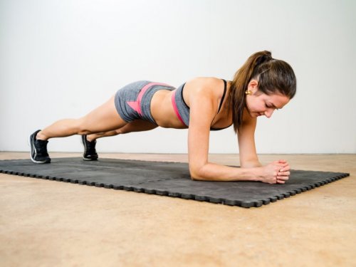 Donna fa plank