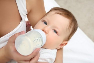 Abituare il neonato al biberon, come riuscirci