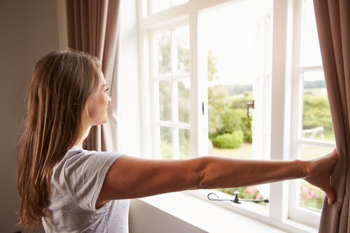 Aprire le finestre per areare la casa