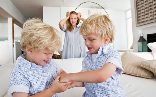 Bambini che litigano