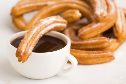 Churros senza glutine con cioccolata.