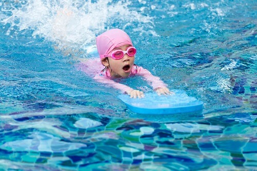Come insegnare ai bambini a nuotare: consigli ed esercizi