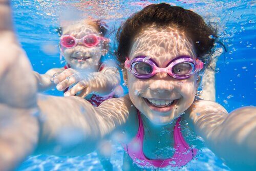 Bambine che nuotano sott'acqua