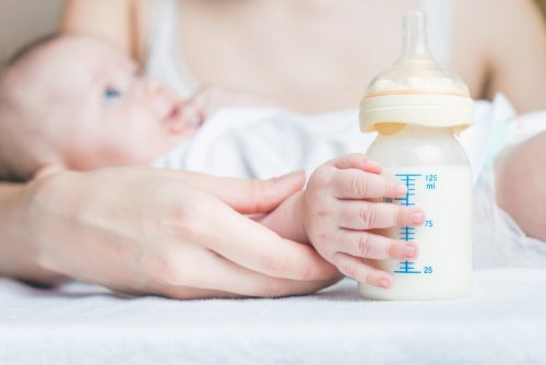 Dare biberon al neonato