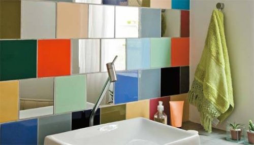 Idee per arredare il bagno: mattonelle colorate.