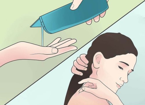 Donna e mani che versano lo shampoo
