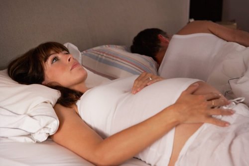Donna incinta non riesce a dormire.