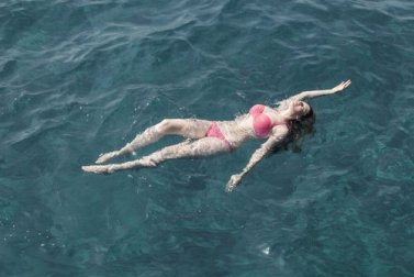 Imparare a nuotare in mare in pochi passaggi