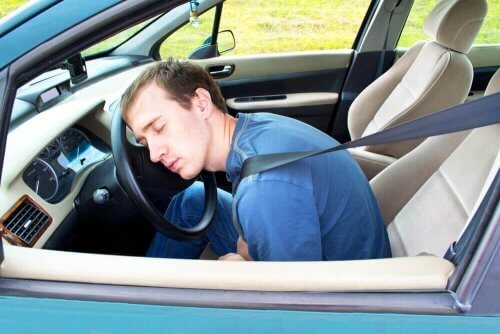 9 consigli per non addormentarsi al volante
