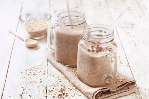 Due caraffe con frullato proteico all'avena
