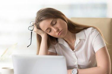 Ragazza stanca davanti al computer.