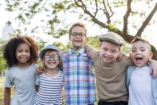 Gruppo di bambini abbracciati