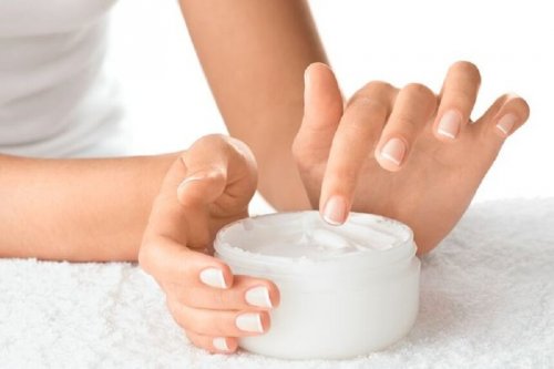 Crema idratante per unghie