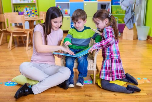 Insegnante e bambini