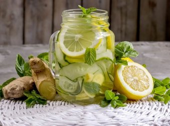 Limonata disintossicante con zenzero e mela