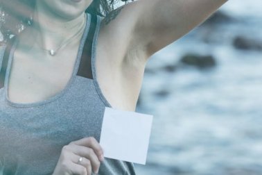 Macchie di deodorante: eliminarle con metodi ecologici