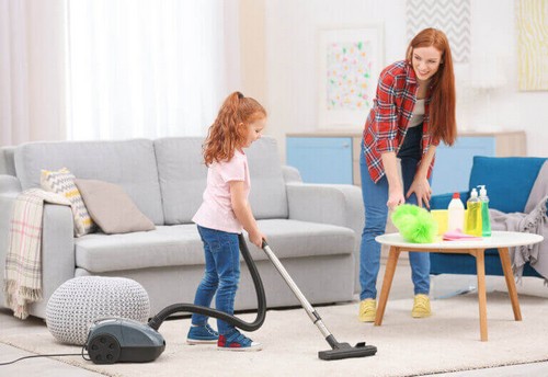 Madre e figlia pulizie domestiche.