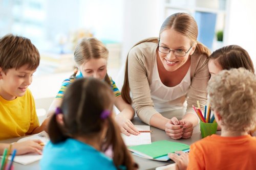 Maestra con gruppo di bambini