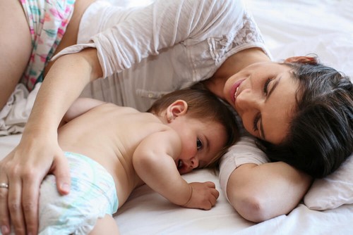 Mamma gioca con il figlio